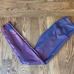 Beyond yoga legging with shine detail. Some fading on the bottoms
